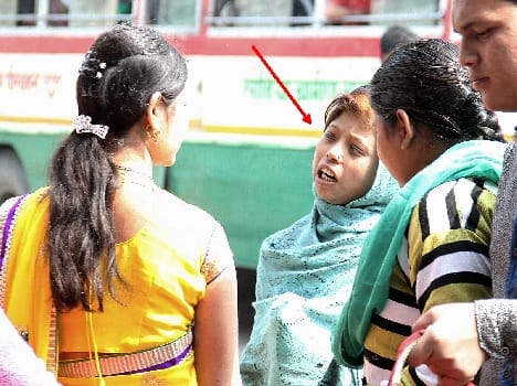 The beggar gang of beggars Passenger and passer upset