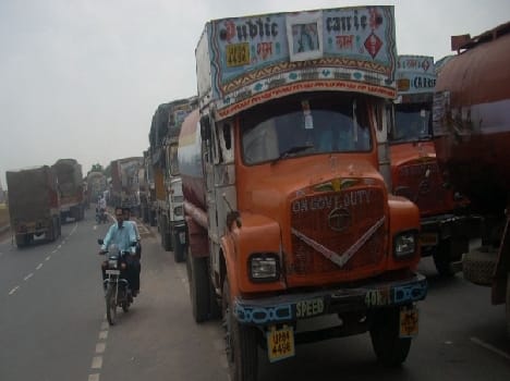 One killed in collision of truck-Magic, six injured