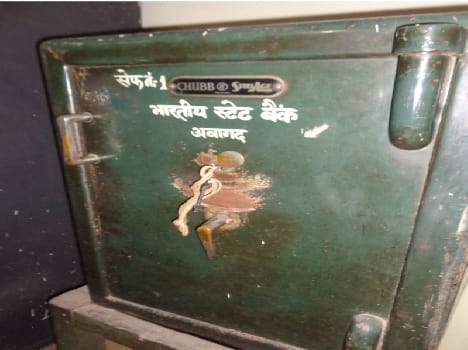 SBI entered the crook, tried to open the strong room