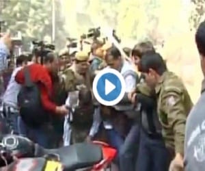watch video how kanhaiya going to court was dragged and beaten by lawyers in patiala house court