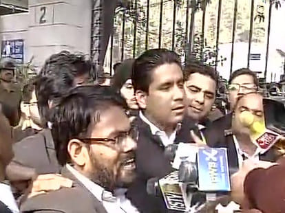 two lawyers arrested who beated Kanhaiya, then released