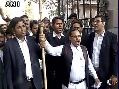 two lawyers arrested who beated Kanhaiya, then released
