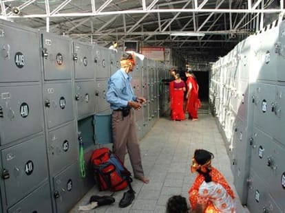 Be careful with belongings in lockers