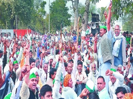 farmer captured agra-etawa rail track