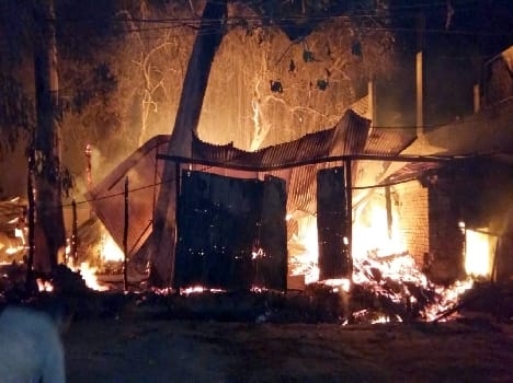 Four charred furniture store, the loss of millions