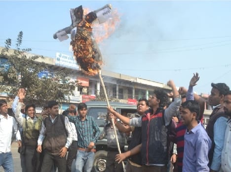 ABVP Rahul and Kejriwal's effigy