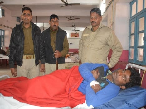 fight between police and goons in mathura