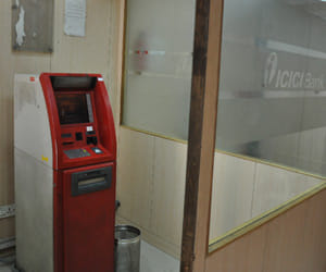 25 lakh cash to give the case to the Cyber Cell