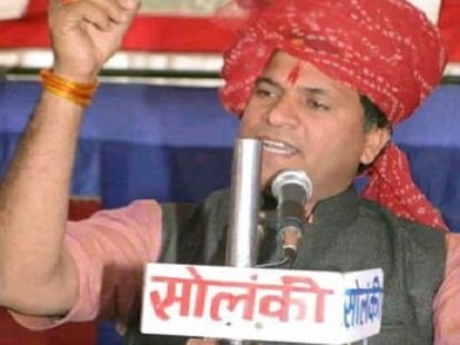 Rahul gandhi is traitor, Hang of shoot him out