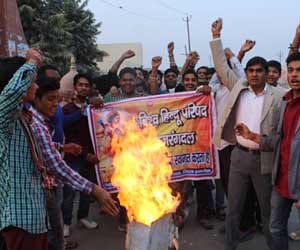 protest against kejriwal for making cartoon of hanuman