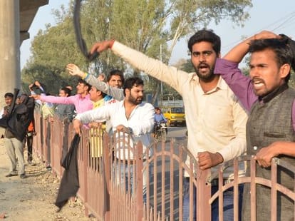 protest of rahul gandhi in lucknow for jnu statement 