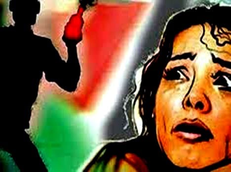 district programme officer is accused of acid attack in Mahoba