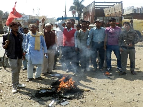 BJP pulled by male procession, burnt effigies