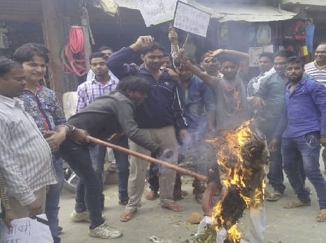 Rahul Gandhi burnt the effigy of the World Hindu Council