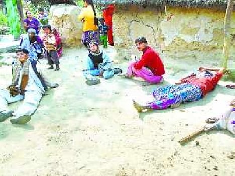 The two sides clash, 17 people injured