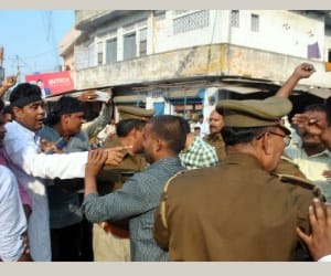 clash between bjp and congress activists in amethi.