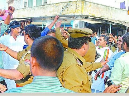 clash between bjp and congress activists in amethi.