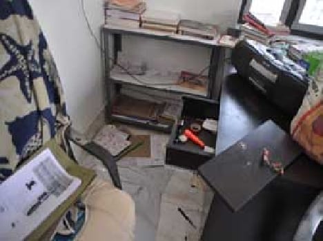 Burglars four houses jewelry, accessories flown