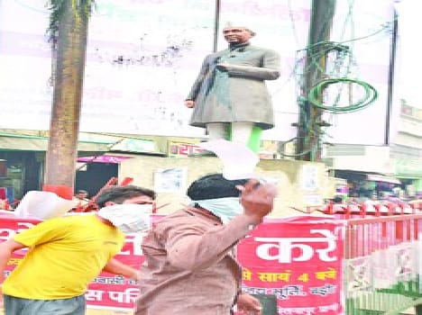Threw ink on Nehru's statue