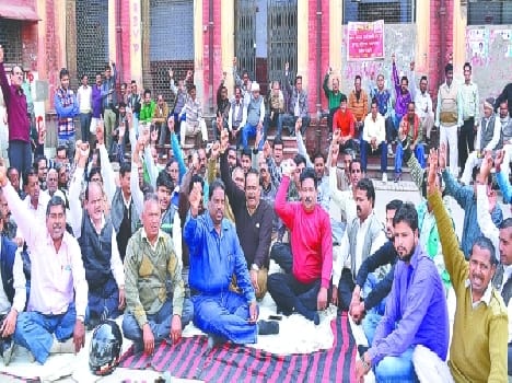 university emloyee ultimatam to march in commisionary 