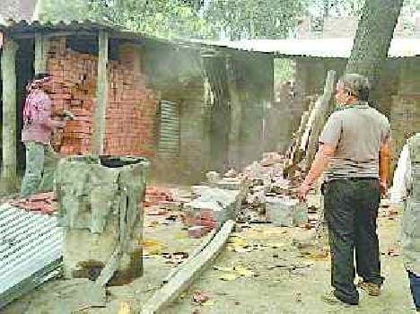 Women threw stones at Revenue personnel 