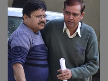 three central excise officer arrested in bribe case.