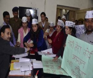 AAP party worker tied rakhi to ADM.