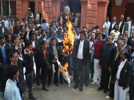 Left organizations procession of lawyers burned an effigy removed