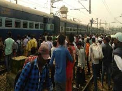 Trolley bogie derails train breakdown