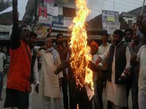 Rahul , Kejriwal's effigy