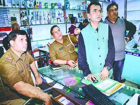 100 Laptop stolen from computer showroom