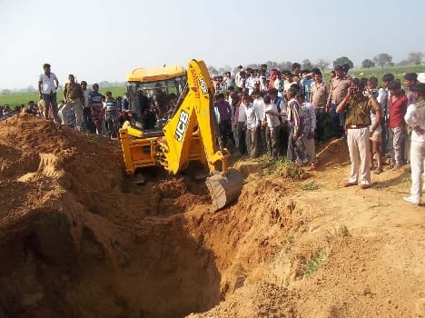 Tightening bolts of pump-sets of the earth over time farmer Satya Pal Day fell dead