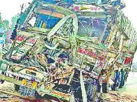 Uncontrollable truck collision in other truck