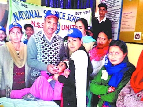 polio drops to child.