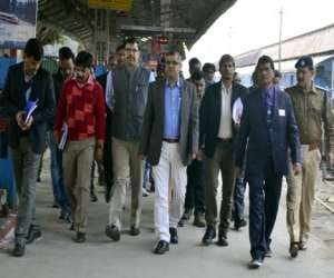 AGM visit dehradun station.