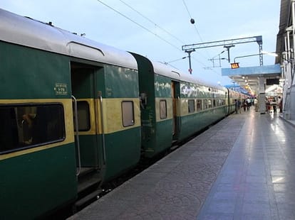 Girl trafficking in Garib rath, coach attendent arrested
