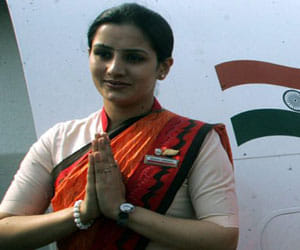 Train hostesses to welcome travellers with roses