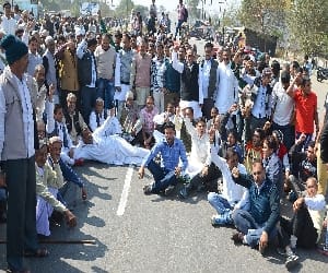 Jats occupy the toll plaza, NH-24 jam.