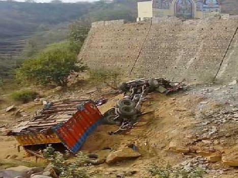 Trench fall in truck driver, dead hand