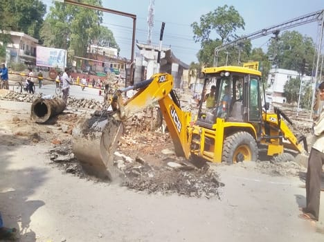 Traffic halted the work of making the pillars ran