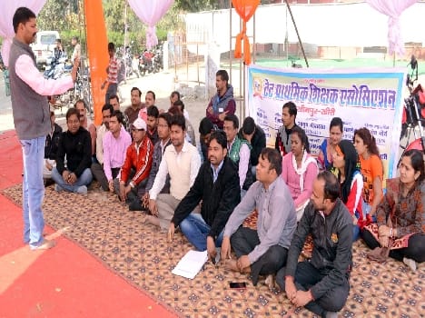 TET primary teachers seeking to unleash the honorarium