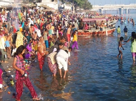 devoties diving in ganga on magh purnima