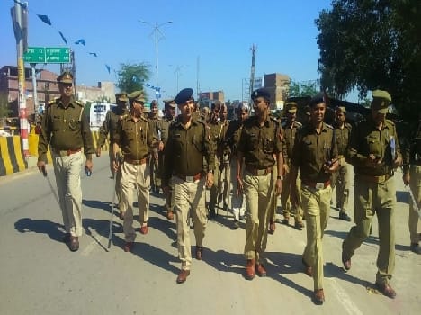 pulis ne kiya phlaig maarch, atikraman hataaya