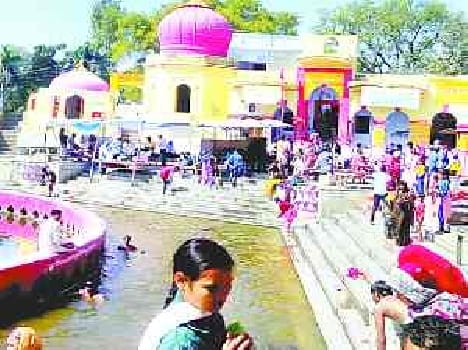 devotees bath at Gomti in full moon
