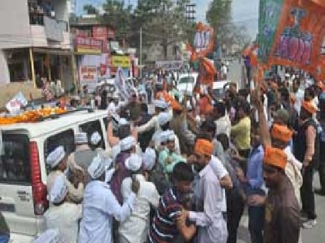 Kejriwal's convoy stoned , many workers injured