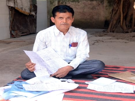 Upset over the functioning of the Department of Teacher start hunger strike