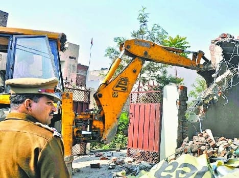 people anger burst on the corporate team demolishing illegal shops 