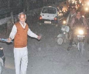 ghaziabads anna: retired railway officer do traffic monitoring and opens jam for others sake