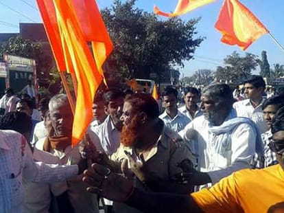 mob beaten cop and forced him to wave saffron in maharashtra