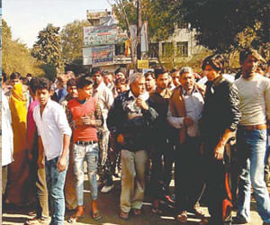 Three students crushed by the truck, was returning home from school